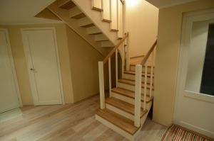 Põsepuud ristvineerist, kaetud hdf- plaadiga ja värvitud. Astmed õlitatud valge õliga.