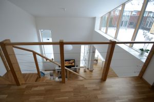 Tammeliimpuidust astmetega trepp.