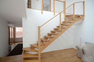 Põsepuud ristvineerist spoonitud tammespooniga, astmed tamme liimpuidust, piireteks 3 mm terastross.