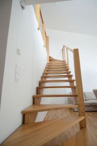 Tammeliimpuidust astmetega trepp.