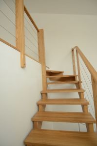 Tammeliimpuidust astmetega trepp.