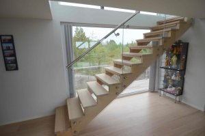 Põsepuud ristvineerist spoonitud tammespooniga, astmed tamme liimpuidust. Trepp õlitatud valge õliga