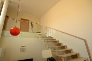 Metalltrepp tamme liimpuidust astmetega.