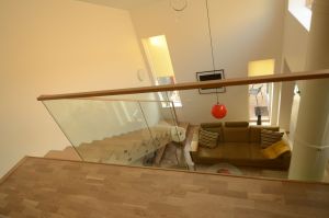 Metalltrepp tamme liimpuidust astmetega.