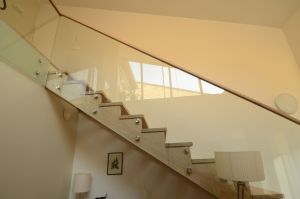 Metalltrepp tamme liimpuidust astmetega.