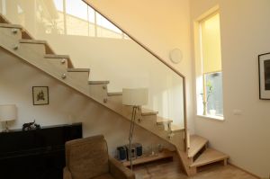 Põsepuud ristvineerist spoonitud tammespooniga. Piirdeks kirgas 12 mm karastatud klaas, klaasil peal tammest käsipuu 32x50 mm.