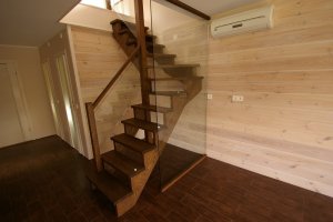 Põsepuud tammespooniga, astmed liimpuittammest. Viimistlus toonõli