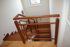 Postid 65x65 mm tammeliimpuidust, vaheelemendid tamm 18x30 mm.