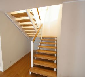 Ristvineerist põsepuud kaetud hdf plaadiga ja värvitud valgeks, astmed ja platvorm tamme liimpuidust. Piirdeks kirgas 10 mm karastatud klaas, peal tammest käsipuu.