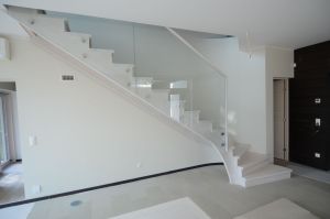 Ristvineerist põsepuud, kaetud saarespooniga. Piirdeks kirgas 12 mm karastatud klaas. Viimistlus valge õli.