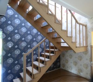 Ristvineerist põsepuud spoonitud tammespooniga, astmed tamme liimpuidust. Toepulgad tammest 22x40 mm. Viimistlus valge õli.