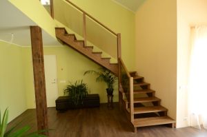 Ristvineerist põskpuud, mis on kaetud tammespooniga, astmed tamme liimpuidust.