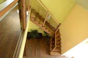 Klaasist piiretega puittrepp