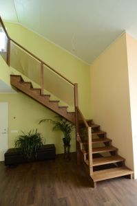 Klaasist piiretega puittrepp