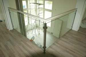 Roostevaba nelikanttoru 30x30 mm mille vahel kirgas karastatud klaas, peal tammest käsipuu.