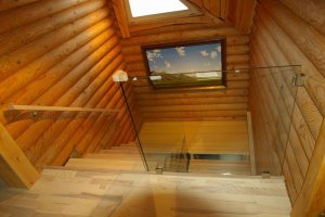 Saare liimpuidust astmed ja saarespooniga spoonitud põsepuud. Piirdeks 12 mm karastatud klaas.