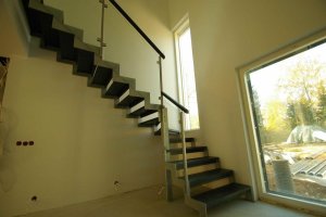 Saare sõrmjätkatud liimpuidust astmed 12x100 mm metall lehe vahel.