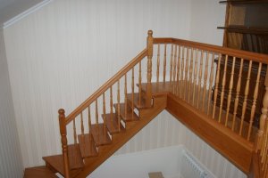 Saarest peitsitud ja lakitud trepp