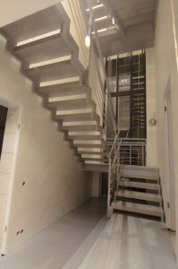 Kandekonstruktsiooniks 10x130 mm sik-sak terasleht mm terasleht kaetud ristvineeriga ja spoonitud tammespooniga. Piirdeks roostevabast trerasest 12 mm torud 40x40 mm postide vahel