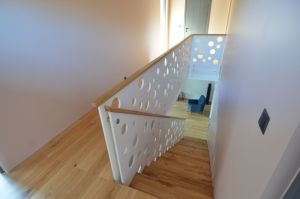 Konsooltrepp kasevineerist piirdega