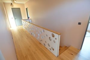 Konsooltrepp kasevineerist piirdega