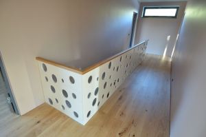 Konsooltrepp kasevineerist piirdega