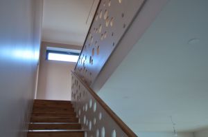 Konsooltrepp kasevineerist piirdega