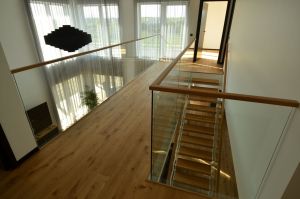 Metalltrepp tammest astmetega.