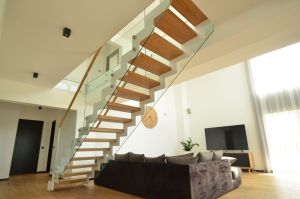 Metalltrepp tammest astmetega.