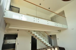 Metalltrepp tammest astmetega.