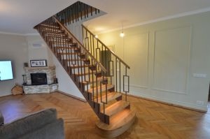 Metalltrepp tammest astmetega