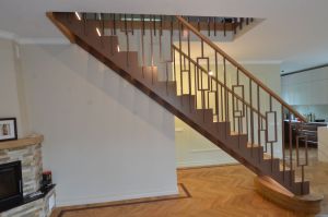 Metalltrepp tammest astmetega