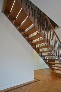 Metalltrepp tammest astmetega