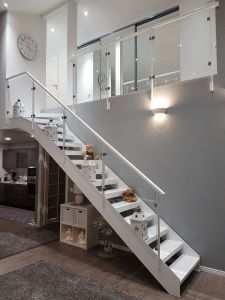 Metalltrepp värvitud astmetega.