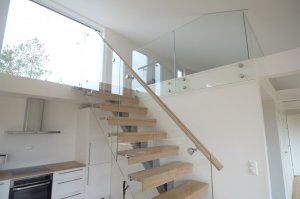 Sirge trepp, tala 100x150 mm astmed tamme liimpuidust. Piirdeks karastatud kirgas 12 mm klaas