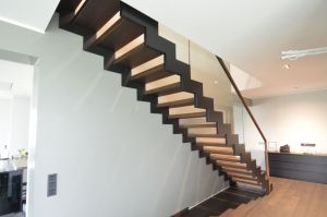 Metalltrepp tammest astmetega