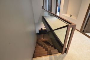 Metalltrepp tammest astmetega