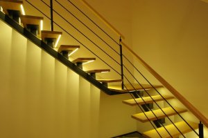 Tala 100x150 mm, astmed tamme liimpuidust paksusega 40 mm. Metall pulbervärvitud, puitdetailid õlitatud valge õliga