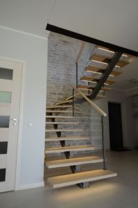 Ühetala trepp tammest astmetega.