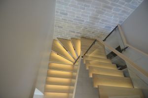 Ühetala trepp tammest astmetega.