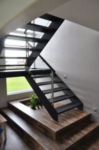 Tamme liimpuidust astmed 8x280 mm metallist lehe vahel. Piirdeks 8 mm kirgas karastatud klaas