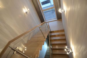 Tamme liimpuidust astmed ja 8 mm kirgas karastatud klaas rst postide vahel