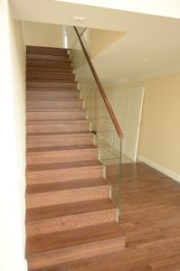 Tammeliimpuidust astmetega trepp.