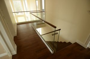 Tammeliimpuidust astmetega trepp.