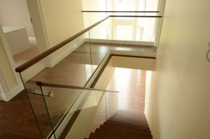 Tammeliimpuidust astmetega trepp.