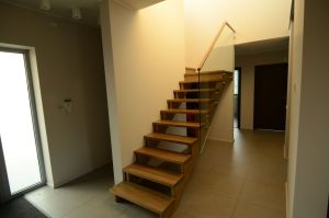 Tamme liimpuidust astmetega trepp, piirdeks kirgas 12 mm karastatud klaas. 