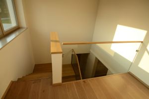 vineerist põsepuudega trepp