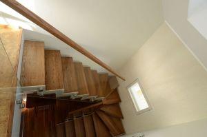 Metalltrepp, astmed tamme liimpuidust.