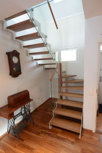 Tamme liimpuidust astmetega u- trepp, kandekonstruktsiooniks 10x100 mm sik-sak terasleht, piirdeks 12 mm kirgas karastatud klaas, peal tammest käsipuu 32x50 mm.