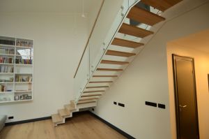 Tammeliimpuidust astmed 6 mm teraslehtede vahel. Piirdeks 12 mm karastatud kirgas 12 mm klaas, peal tammest käsipuu 32x50 mm.